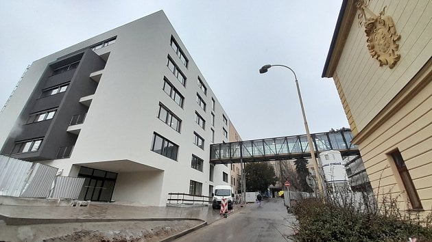 Nemocnice v Benešově omezuje návštěvy. Každý host musí mít respirátor