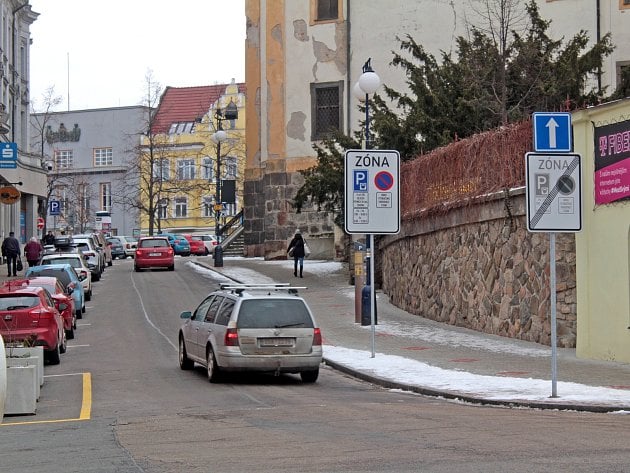 Za parkování zaplatíme, nárok na místo ale nedostaneme, čílí se podnikatelé