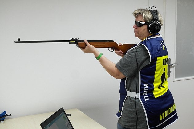 Střelba podle zvuku: Benešov hostí kvalifikaci nevidomých na šampionát