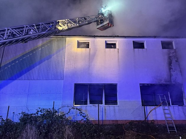 V Brandýse nad Labem hořela hala. Předběžná škoda je 17 milionů korun