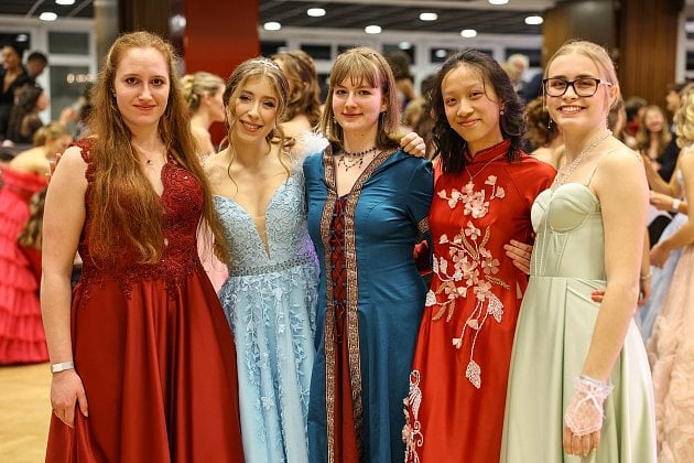 Podívejte se: Na benešovském Karlově vykročili vstříc maturitě studenti gymnázia