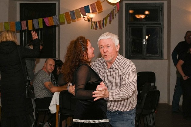 Podívejte se: sokolské šibřinky v Choceradech byly letos proužkované