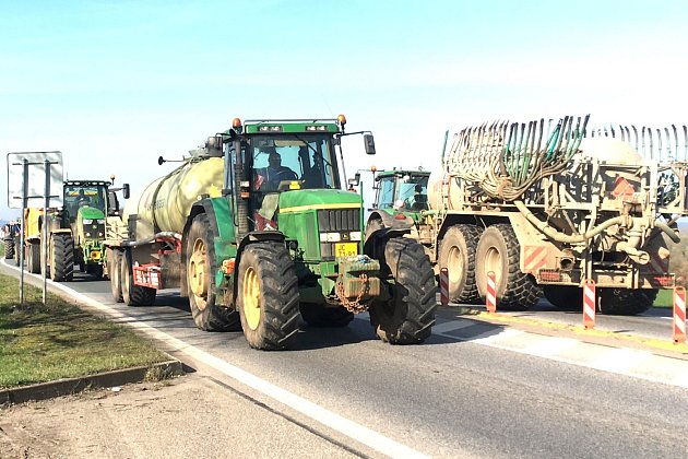 Ve středních Čechách se k protestním jízdám připojí desítky zemědělských strojů