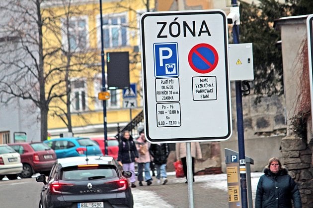 Centrum Benešova zažívá parkovací anarchii, pořádek brzy přinese nový systém