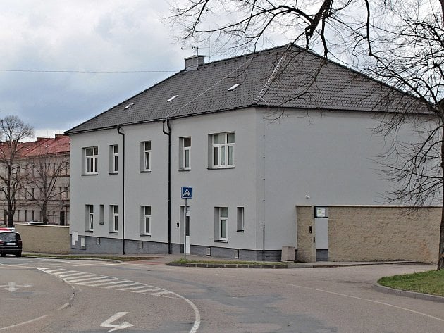 Konec bezdomovců v kasárnách! Benešov chystá velké stěhování