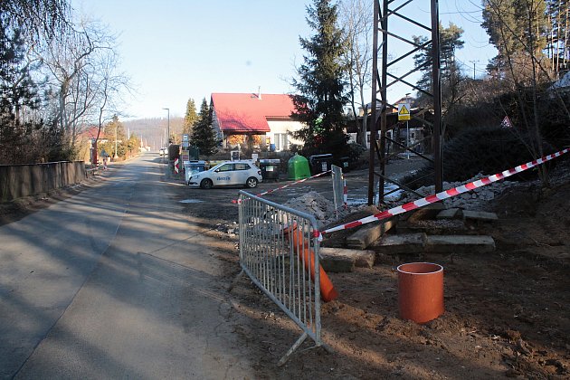 Týnec dokončuje chodník z Brodců do Kostelce. Dál se už stavět nebude