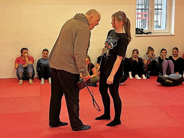 Policisté připravují dospívající dívky na řešení krizových situací venku i doma