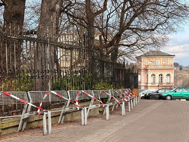 Boj s počasím i vandaly. Vlašim zahájila jarní údržbu mobiliáře