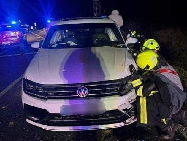 Nehoda dvou aut u Struhařova zastavila provoz na silnici i na železnici