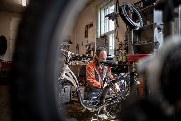 Do africké Gambie a dál doputují bicykly od dárců z Benešovska