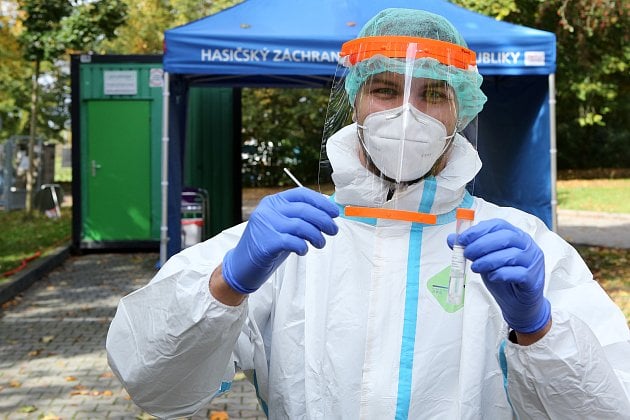 Pět let od covidu v ČR: Někdo nosí roušky dál. Jak vir vznikl, se Češi neshodnou