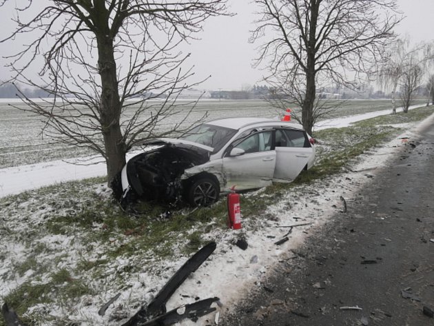 Sníh komplikuje dopravu i na Benešovsku. Silničáři v terénu, hasiči u nehod