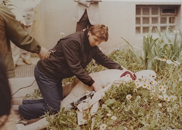 Vrah Straka žije v ústraní. Tam, kde bydlí, se stal předsedou sdružení nájemníků