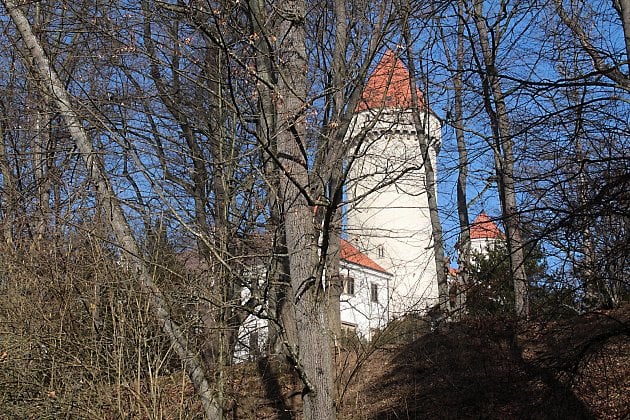 Růžová zahrada na Konopišti směřuje k sezoně. Zahradníci zkracují stovky rostlin