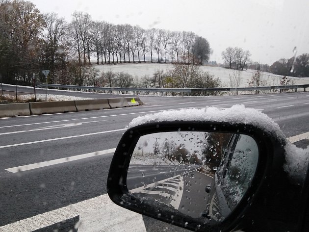 Na středočeských silnicích je místy rozbředlý sníh, řidiči by měli jet opatrně