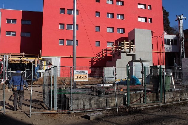 Betonování u lávky na Brodcích hotovo, v mrazech se čeká na ocelovou část
