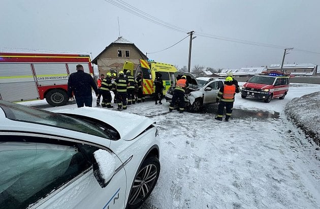 Návrat zimního počasí zkomplikoval dopravu. Ke sněžení se má přidat ledovka