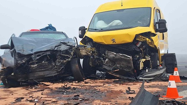 Tragická srážka osobáku a dodávky u Miličína zastavila provoz na tahu na Prahu