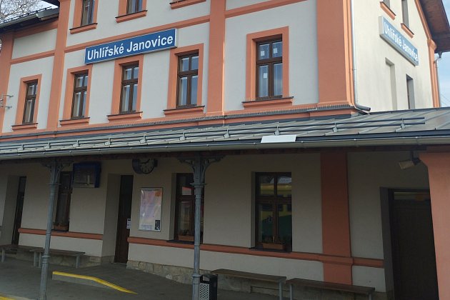 Rozruch a zpoždění. Cestující zaútočil v Uhlířských Janovicích na průvodčího