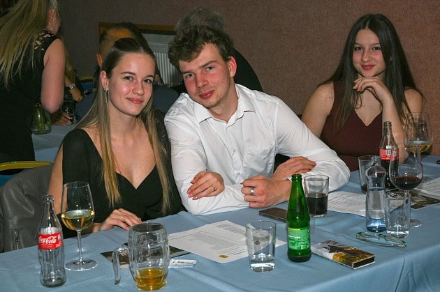 Podívejte se: Na hasičském plese v Pyšelích čekala na každou ženu růže