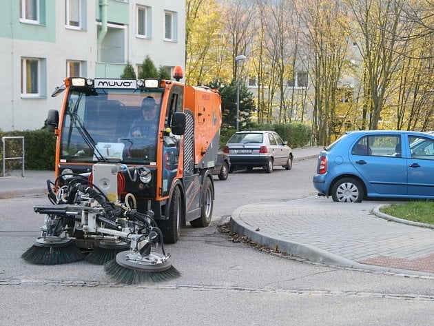 Jarní úklid v Benešově startuje. Řidiči musí přeparkovat svá auta včas