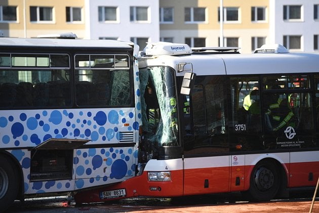 Autobusy bez lidí se srazily v benešovské Nádražní ulici. Škoda 100 tisíc korun