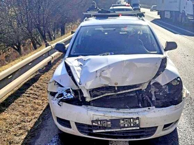 Kamion v Benešově ztratil náklad a naboural do auta. Provoz se zpomalil