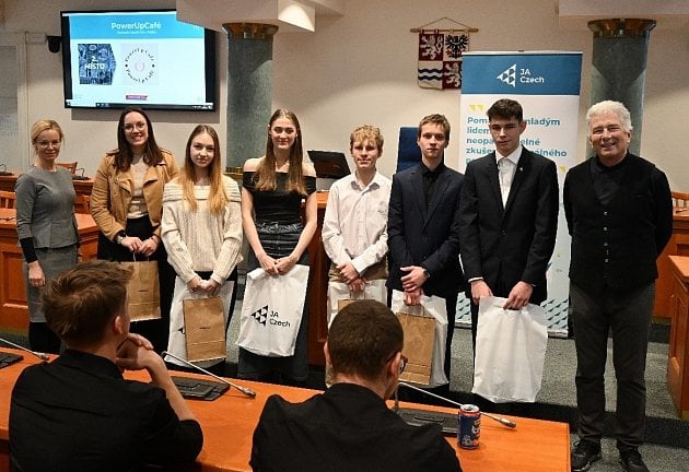 Žáci obchodní akademie vybojovali stříbro v soutěži JA Top Logo