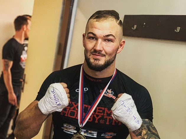 Fighter Pipek má problém. V kině měl napadnout mladíka. Sebeobrana, hájí se