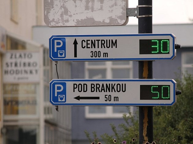 Řidiči v Benešově pozor. Nový parkovací systém má své “mouchy”
