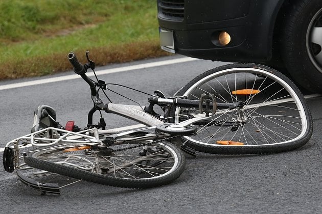 Sobotní nehoda: Auto nedalo na křižovatce v Choceradech přednost cyklistovi