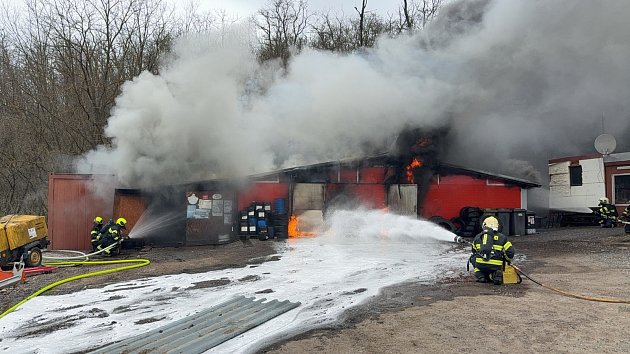 U Nučic hořela hala s naftou v plastových kontejnerech. Lidé nesměli větrat