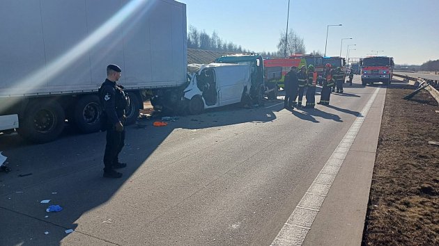 Vážná nehoda zastavila provoz na Pražském okruhu. Na místo letěl vrtulník