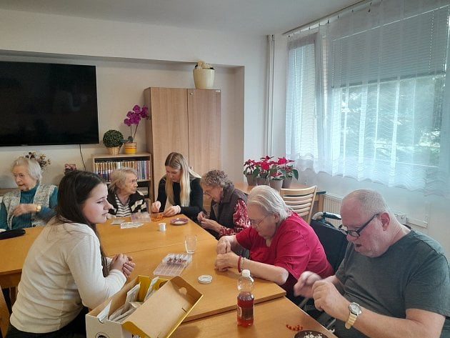 Studentská firma StoneGlow spojuje generace prostřednictvím náramků z minerálů