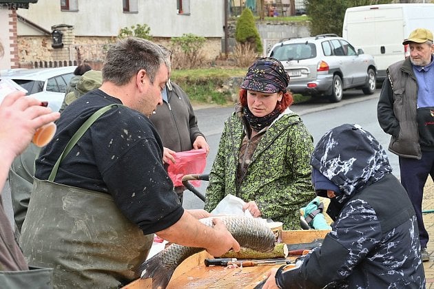 Výlov Návesního rybníka v Choceradech přilákal desítky dobrovolníků