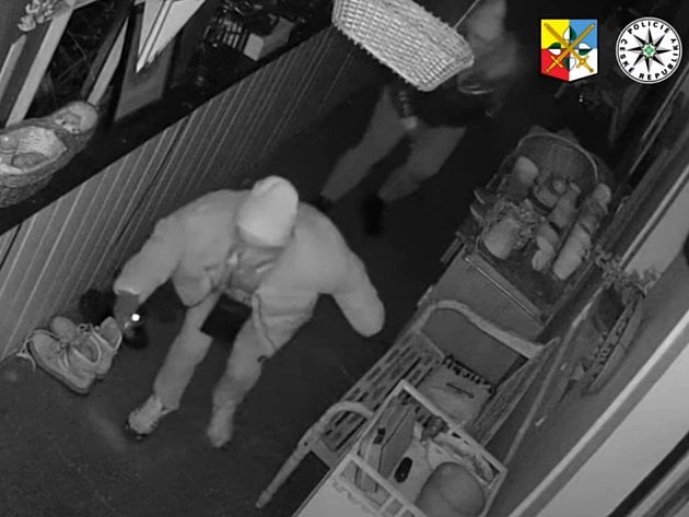 Poznáte je? Kamera ukázala zlodějský pár, když vykrádal dům v Neveklově