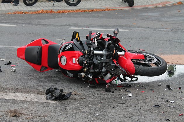 V zatáčkách za Týncem najela motorka do auta. Motorkářka skončila v nemocnici