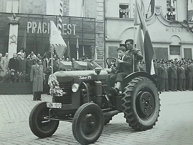 Komunistické oslavy v Benešově. Unikátní snímky zachycují atmosféru Svátku práce