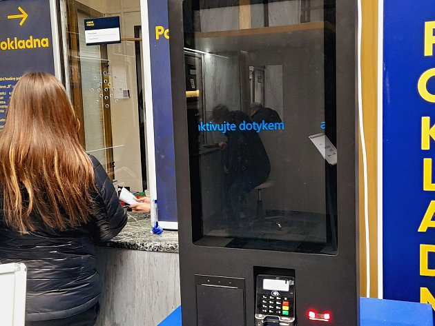 K „přerostlému mobilu“ zatím klienti benešovského úřadu hledají cestu