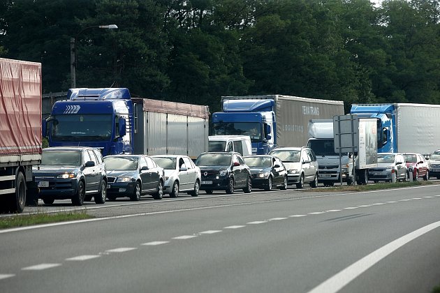 Provoz na D1 ve směru na Prahu zastavil požár cisterny. Tvořily se kolony