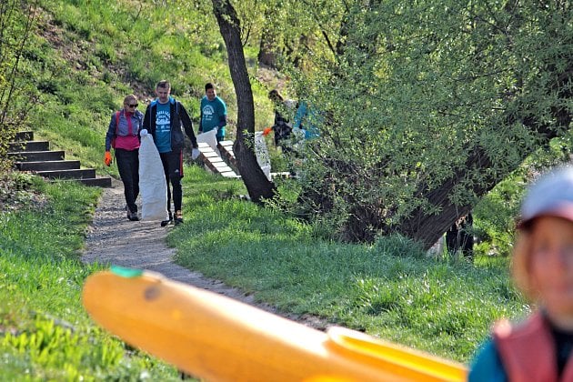 Čistá řeka Sázava startuje podvacáté. Brigádníci dosud sesbírali 454 tun odpadu