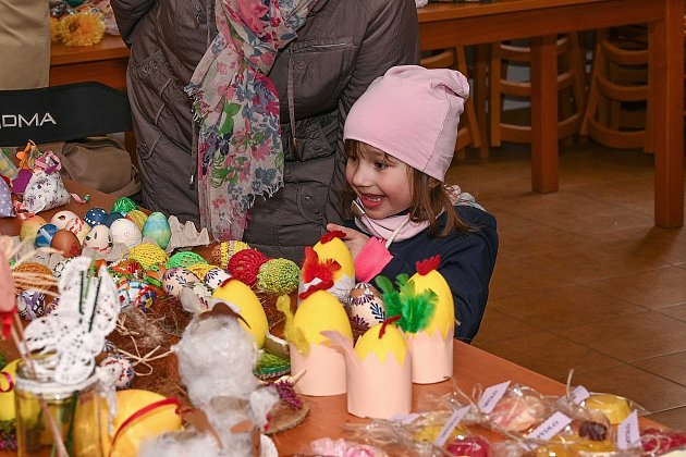 Velikonoční dekorace a perníčky. Dobročinný jarmark pomohl vlašimské charitě