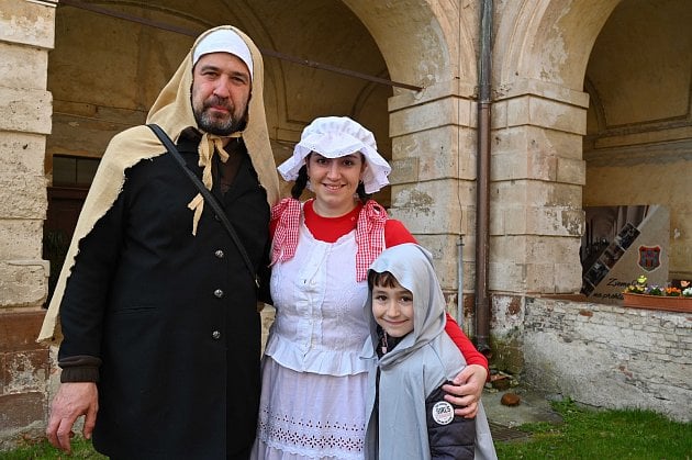 Nádvoří zámku v Ratajích nad Sázavou v sobotu žilo jarním jarmarkem