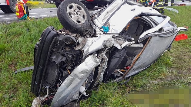 Vážná nehoda u Jestřabí Lhoty: dva lidé jsou těžce zranění, zasahovaly vrtulníky