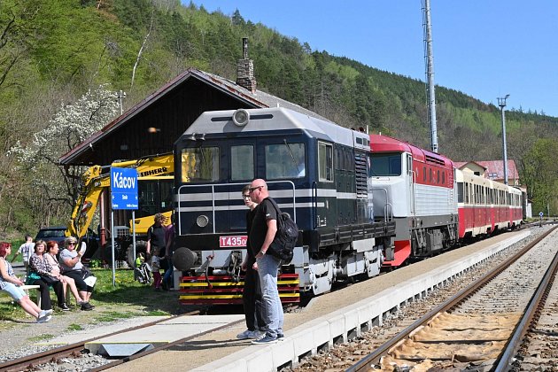 Bardotka a Hektor vyrazili na speciální jízdu do Kácova na zelené pivo