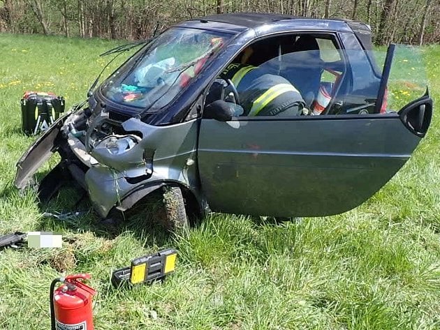 Smart vyjel ze silnice a narazil do stromu. Řidičku museli z auta vyprostit