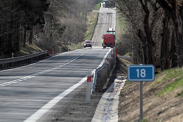 Olbramovice-Sedlčany: Silničáři opravují vozovku. Řidiči musí na objížďky