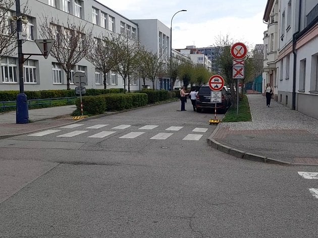 Benešov testuje nový dopravní systém, přinést má vyšší bezpečnost dětí u školy