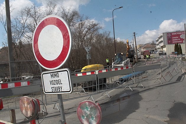 V Benešově opravují podzemní sítě, práce přinesou měsíce dopravních potíží