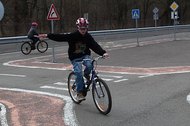 Semafory opět svítí, dopravní hřiště si žáci vyzkoušeli v rolích řidičů i chodců